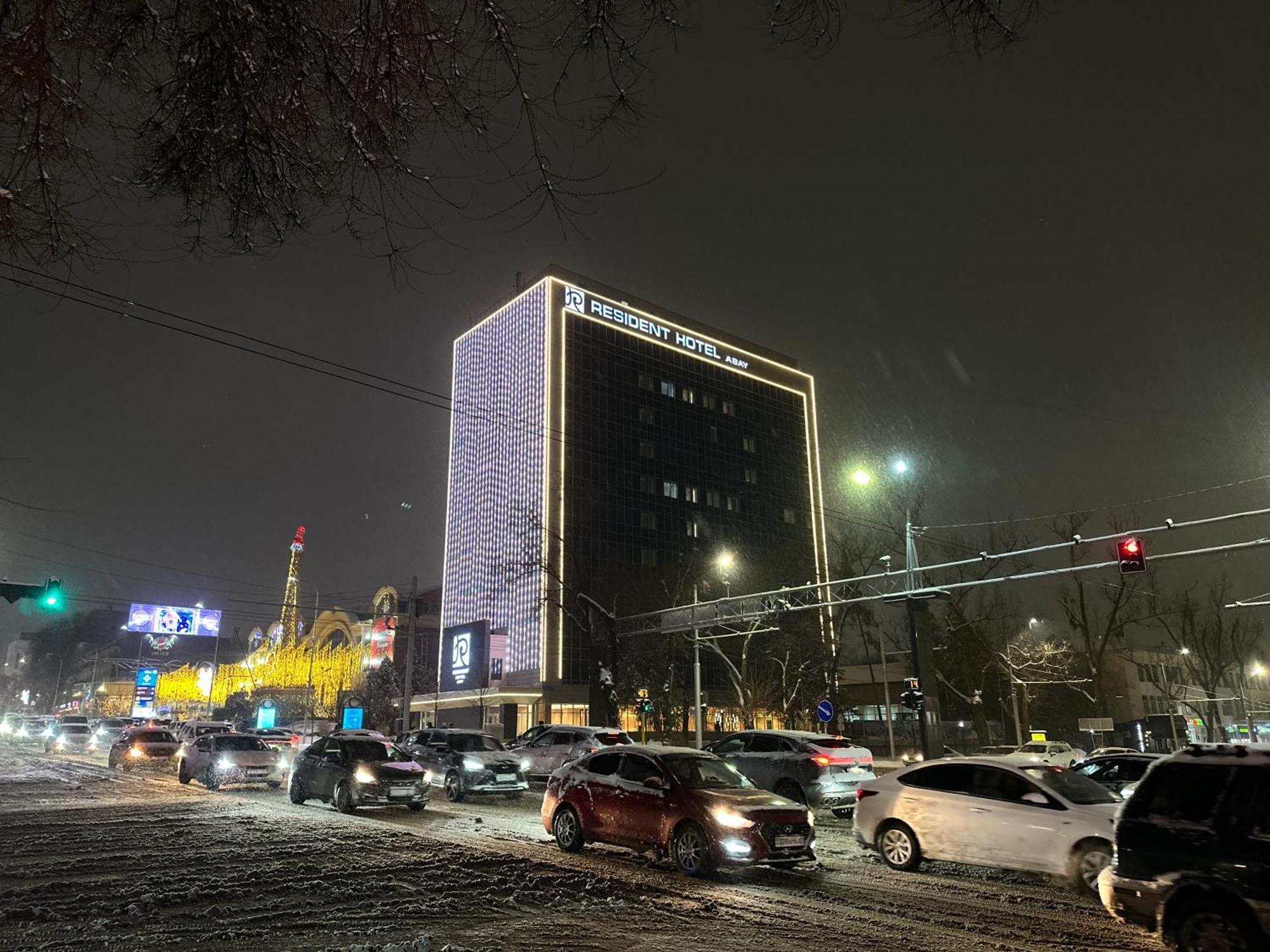 Resident Hotel Abay Almaty Esterno foto