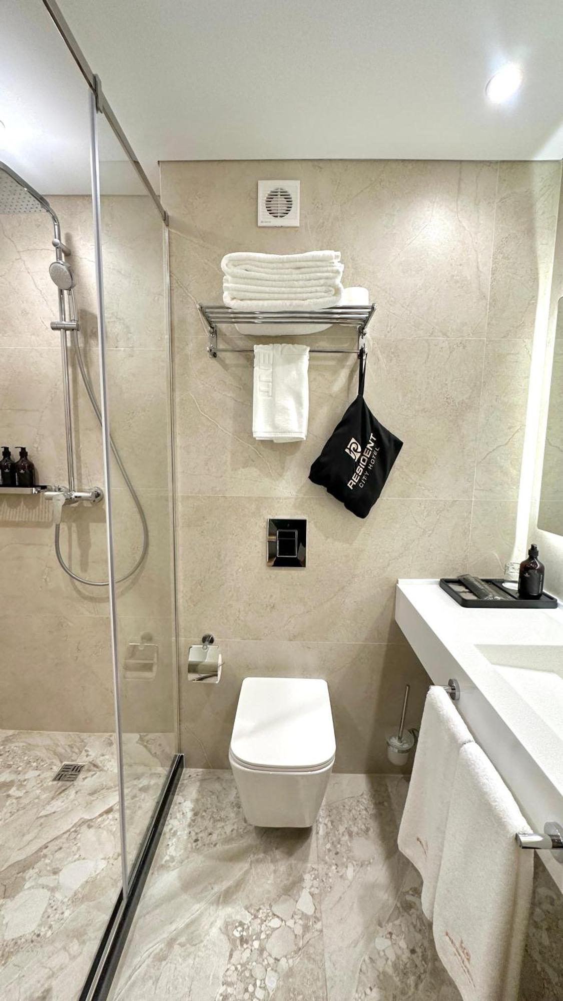Resident Hotel Abay Almaty Esterno foto