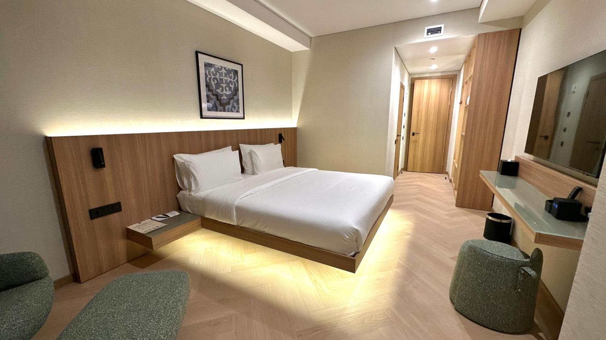 Resident Hotel Abay Almaty Esterno foto