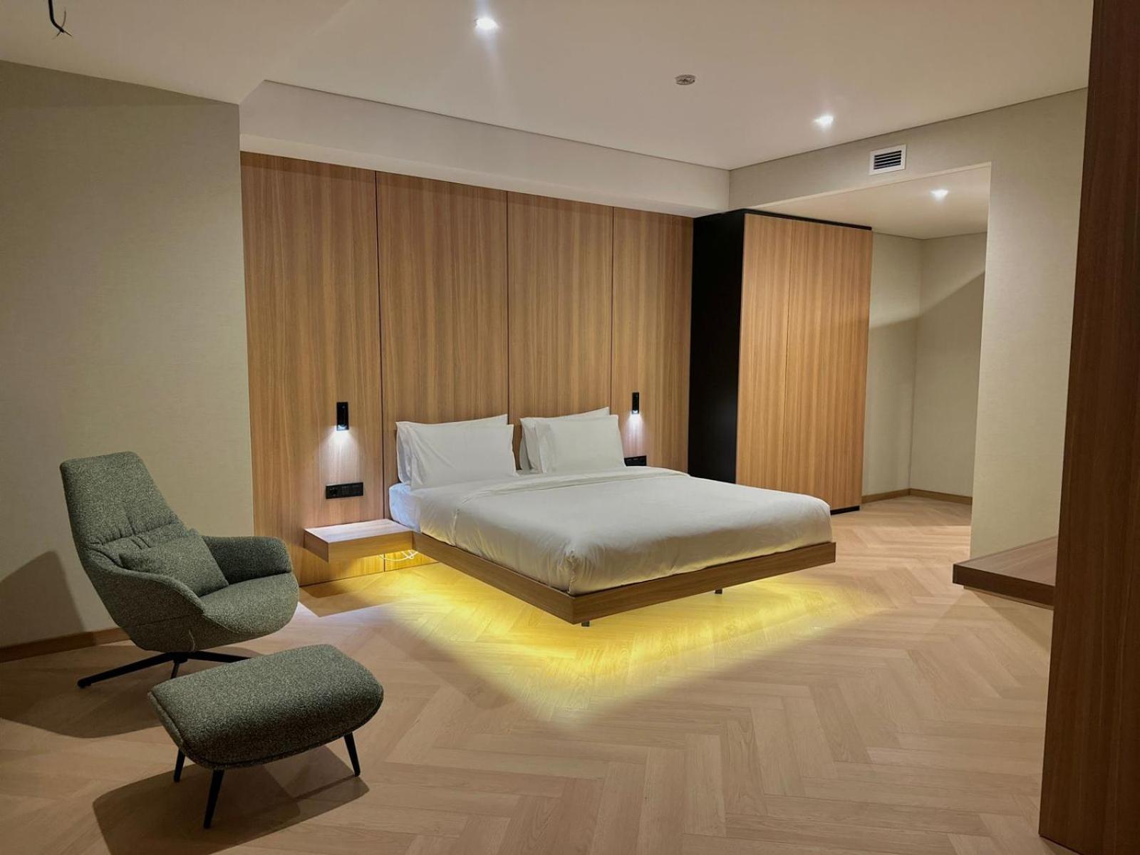 Resident Hotel Abay Almaty Esterno foto
