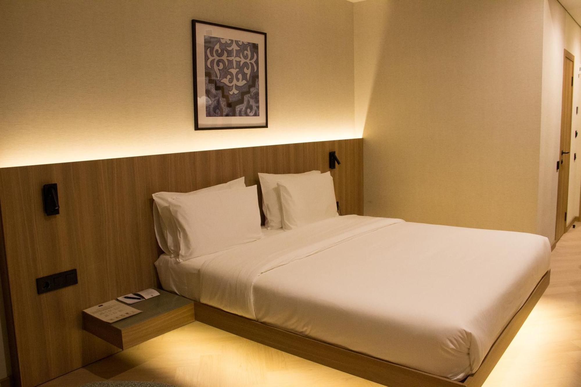 Resident Hotel Abay Almaty Esterno foto