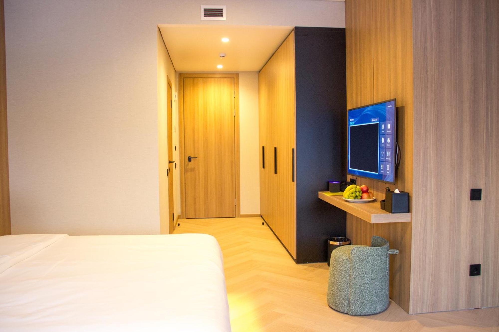 Resident Hotel Abay Almaty Esterno foto