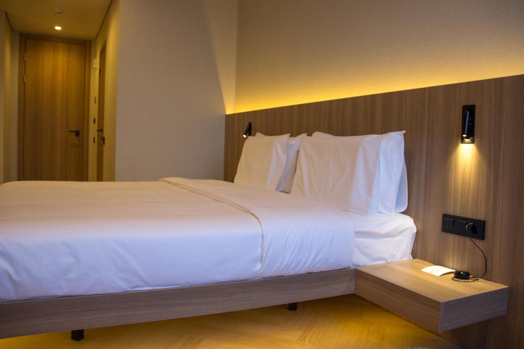 Resident Hotel Abay Almaty Esterno foto