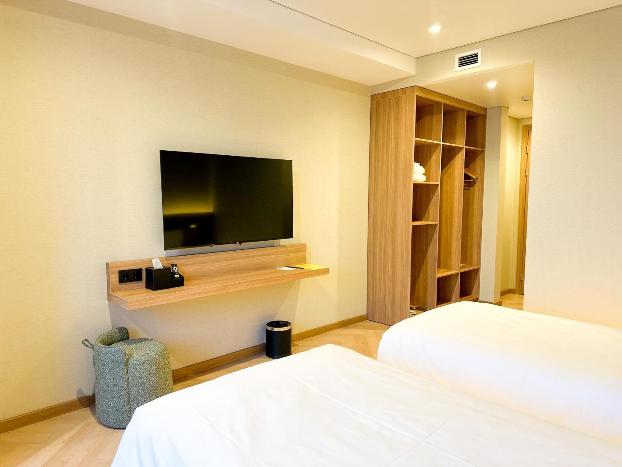 Resident Hotel Abay Almaty Esterno foto