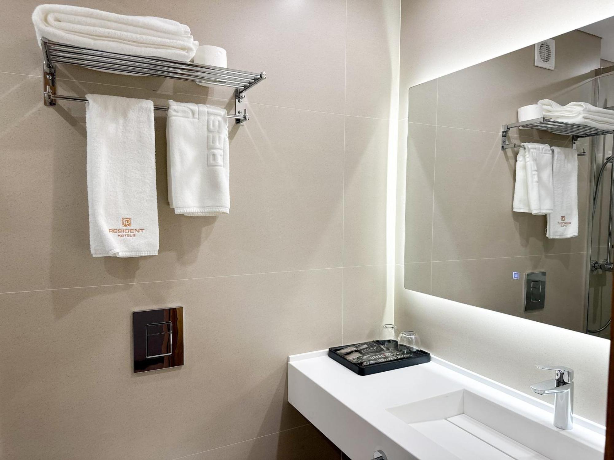 Resident Hotel Abay Almaty Esterno foto